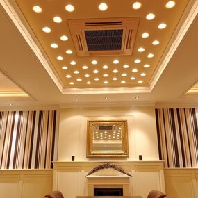 Eleganter Konferenzraum mit Holz­tisch, Spiegel, moderner Deckenbeleuchtung und Streifentapete.