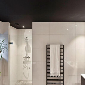 Modernes Badezimmer mit begehbarer Dusche, Handtuchheizkörper und weißen Fliesen.