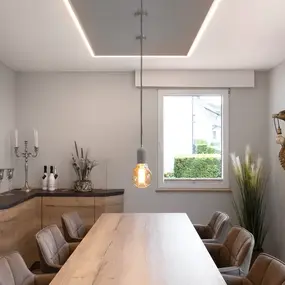 Modernes Esszimmer mit Holztisch, Designerstühlen, Deko und großer Fensterfront.